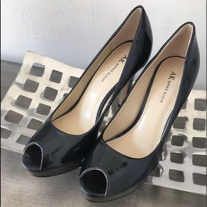 Anne Klein Navy Heels sz 9 (fits like 8 or 8 1/2N)